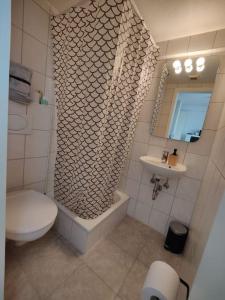 HaigerlochDoppelzimmer Nr10的带马桶和水槽的白色浴室