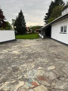 HaigerlochDoppelzimmer Nr10的一个大型石砌庭院，内有一座建筑和一个院子。