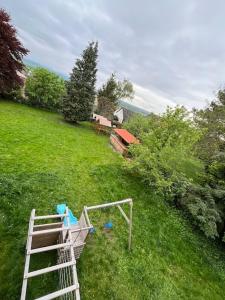 HaigerlochDoppelzimmer Nr10的从空中俯瞰一片田野，田野里有一扇木门。