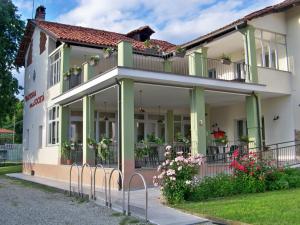 Torre CanaveseLocanda La Guienda的一座带阳台的建筑,前面有鲜花