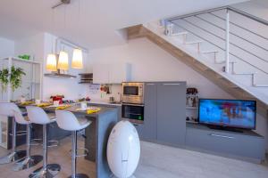 Køkken eller tekøkken på Como Lake Modern Apartament Ulivi