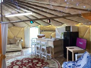 una habitación con una tienda de campaña con sillas y una mesa en Vigo Retreat Yurt, en Wrotham