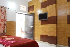 a room with a wall with a tv and a bed at Hotel Heritage High in Udaipur