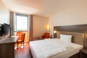 Postel nebo postele na pokoji v ubytování IntercityHotel Berlin Airport Area North