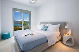 1 dormitorio con 1 cama y vistas al océano en Villa Kenza, en Ligia