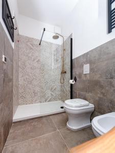 La salle de bains est pourvue d'une douche et de toilettes. dans l'établissement L'Accademia dei Sogni, à Sassari