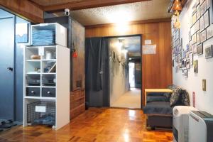 松本的住宿－Minka House，走廊,门通往房间
