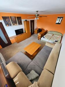 Posezení v ubytování WOLF APARTMAN Pokojné ubytovanie v Považskej Bystrici Tichá lokalita s parkovaním Všade blízko Vhodné pre pracovné cesty turistiku aj oddych Plne vybavena kuchyňa