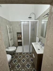 ロコロトンドにあるAngel Houseのバスルーム(シャワー、トイレ、シンク付)