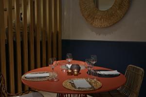 un tavolo rosso con bicchieri da vino e tovaglioli sopra di Hotel Bristol ad Alassio
