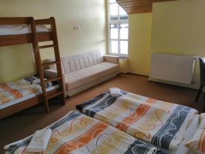 mały pokój z 2 łóżkami i kanapą w obiekcie Chata Jiriho na Seraku w mieście Bělá pod Pradědem