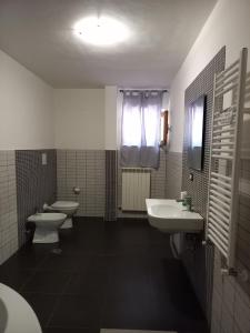 - Baño con 2 lavabos y 2 aseos en Casa Emilia, en Marano Principato