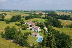 una vista aérea de una gran casa en una colina en Casa Del Marchese With Private Pool, Castell’arqua en Vigostano