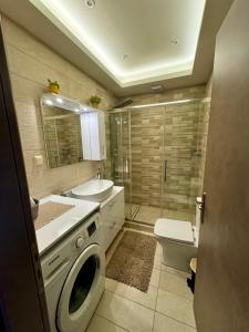 Ett badrum på Akrotiri Luxury Suites