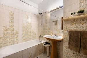 a bathroom with a sink and a bath tub and a sink at Apartamento Praia da Rocha in Portimão +13 photos
