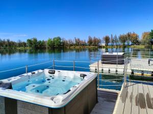 una bañera de hidromasaje en la cubierta de un barco sobre el agua en Village Lake Placid, en Silvi Marina
