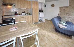 Dapur atau dapur kecil di 1 Bedroom Cozy Home In Piolenc