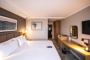 una camera d'albergo con letto e scrivania di Crowne Plaza London - Gatwick Airport, an IHG Hotel a Crawley