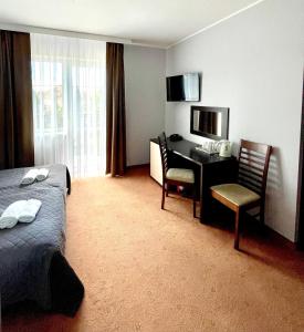 Habitación de hotel con cama y escritorio con ordenador en Riviera -Adults Only, en Rewal
