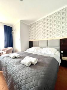 1 dormitorio con 2 toallas en una cama grande en Riviera -Adults Only, en Rewal