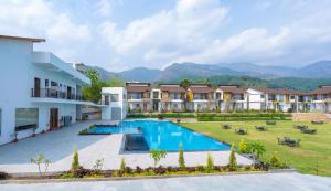 una imagen de una villa con piscina en Evara Spa & Resort, en Rāmnagar