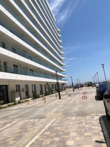een parkeerplaats voor een groot gebouw bij SUNDREAM by the beach in Mamaia +33 foto's