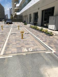 een parkeerplaats met een brandkraan voor een gebouw bij SUNDREAM by the beach in Mamaia