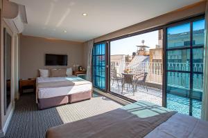 Un pat sau paturi într-o cameră la Aston Hotel Taksim