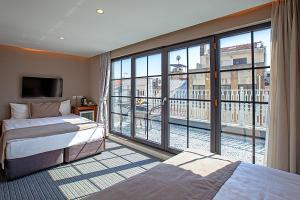 Un pat sau paturi într-o cameră la Aston Hotel Taksim