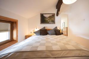 uma cama grande num quarto com uma janela em Leindlhof em Kössen