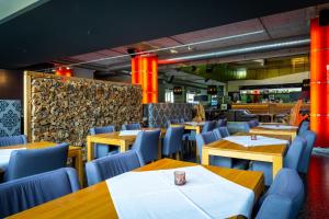 A restaurant or other place to eat at DORMERO BeHo Zugspitze