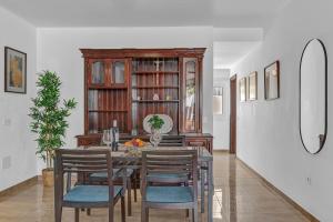 een eetkamer met een tafel en stoelen bij Coqueto y tranquilo Apartamento in Puerto del Carmen +13 foto's