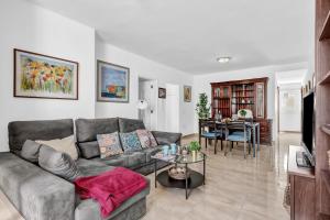 een woonkamer met een bank en een eetkamer bij Coqueto y tranquilo Apartamento in Puerto del Carmen
