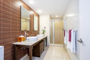 Et badeværelse på Brickell by Miami Vacation Rentals