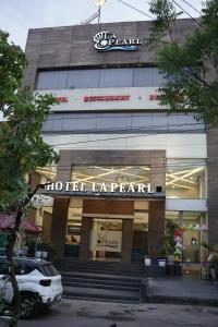 un edificio con un cartel de alquiler de lap de hotel en Hotel LA PEARL, Bhopal, en Bhopal
