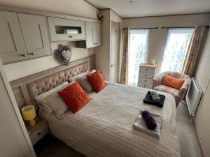 Un pat sau paturi într-o cameră la Luxury Lake District Holiday Home-Sleeps 4