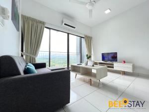 セパンにあるResidensi Lili 10 Mins to Aeon Nilai Shopping Mall Pool View 5PAXのソファとテレビのあるリビングルーム