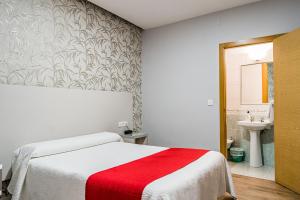 Postel nebo postele na pokoji v ubytování Hostal Sonia Granada