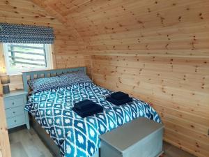 Postel nebo postele na pokoji v ubytování High Whashton Springs Glamping Pod, Richmond Yorks