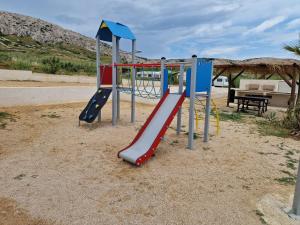 un parque infantil con un tobogán en la tierra en Olive Mobile Home, Terra Park SpiritoS, en Kolan