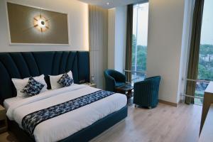ein Hotelzimmer mit einem Bett und einem Balkon in der Unterkunft HOTEL CASA ROYALE in Amritsar