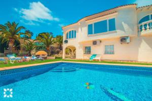 Bazén v ubytování Villa Isabel by Abahana Villas nebo v jeho okolí + 20 fotografií