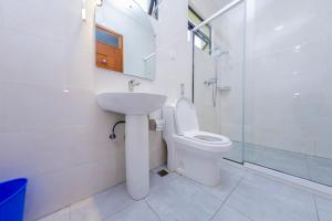 Un baño con inodoro, lavabo y ducha. en Kigali Wings Apartment 2 C, en Kigali 10 fotos más