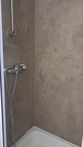 トシェブニツァにあるZajazd pod Lwemのバスルーム(シャワー、シャワーヘッド付)が備わります。