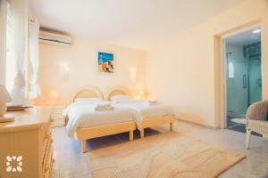 Postel nebo postele na pokoji v ubytování Villa Isabel by Abahana Villas