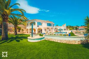 Bazén v ubytování Villa Isabel by Abahana Villas nebo v jeho okolí