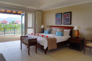 Un pat sau paturi într-o cameră la Eden Island Luxury Villa with Private Pool