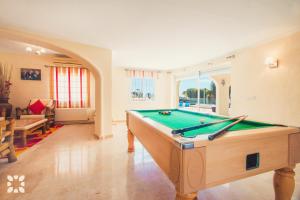 Biliár nebo kulečník v ubytování Villa Isabel by Abahana Villas