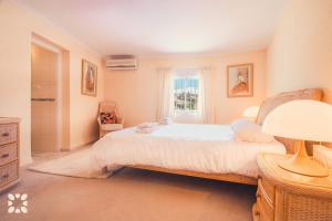 Postel nebo postele na pokoji v ubytování Villa Isabel by Abahana Villas