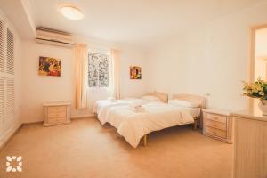 Postel nebo postele na pokoji v ubytování Villa Isabel by Abahana Villas